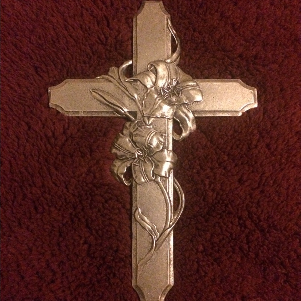 Pewter cross with flower twist wall hanging